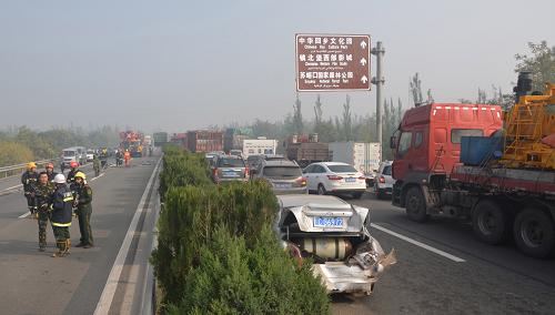 10月1日，吳忠市消防支隊官兵在現場救援。新華社發