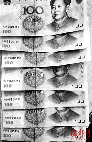 蘇先生向記者出示的假鈔，號碼都一樣