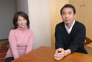 村上春樹與妻子資料圖