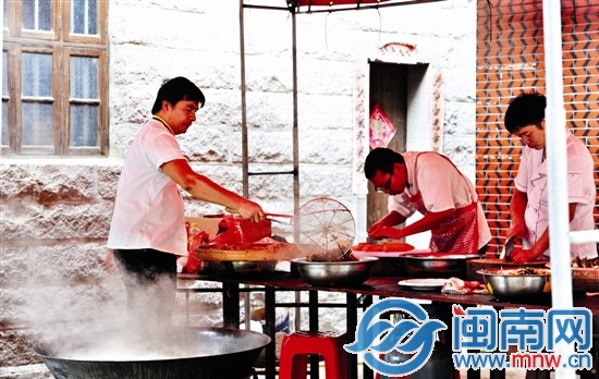 這個(gè)臨時(shí)架起來(lái)的廚房,是他們的工作現(xiàn)場(chǎng)