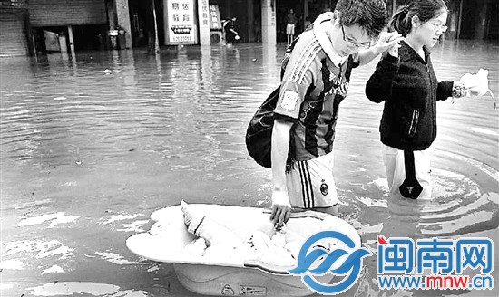 前日，余姚市民錢先生夫婦用澡盆帶著僅三個月大的兒