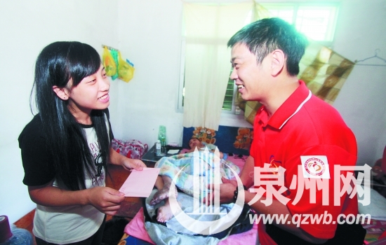 愛心人士看望王琳芳父女，并送上愛心款