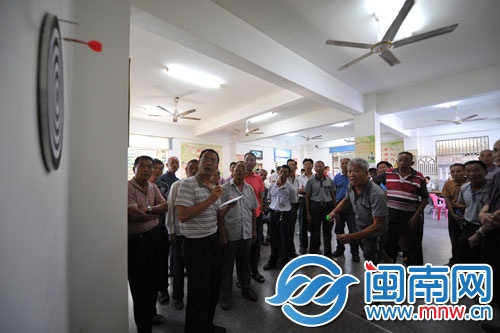 飛鏢比賽，老人們玩得很開心