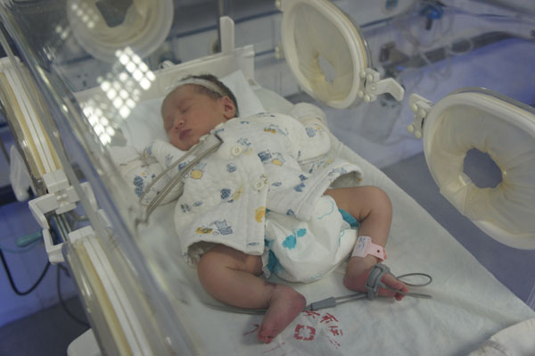 女嬰在醫院檢查身體