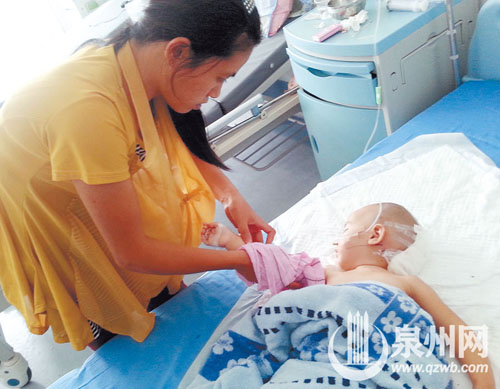 康女士悉心照料女兒小桐