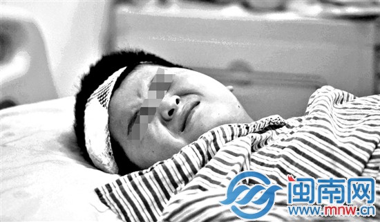 斌斌失去右手躺在病床上