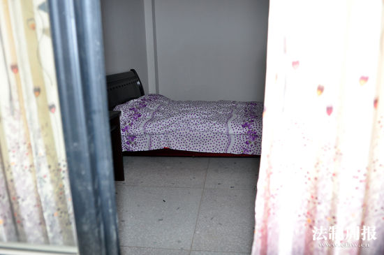 湖南貧困村“值班室”配雙人床，床上已經鋪好了被子