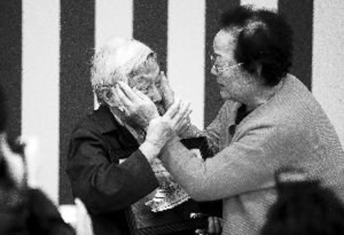 南京大屠殺幸存者與韓國慰安婦相擁而泣