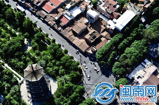 1.遙望西街，西塔如同古城畫卷上的印章般醒目