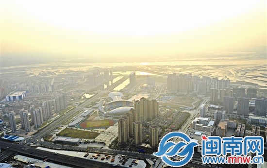 沐浴著晨光,海峽體育中心