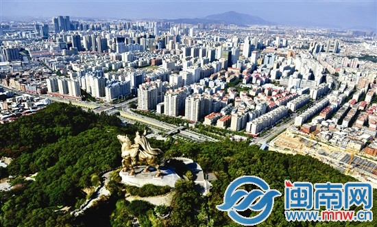 高大威武的鄭成功雕像