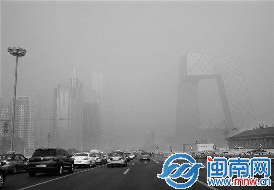 昨日,北京東三環(huán)兩側(cè)的建筑隱在霧霾中