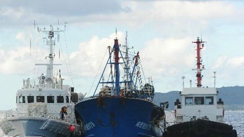 日本海上保安廳的兩艘巡邏船將中國(guó)漁船夾在中間