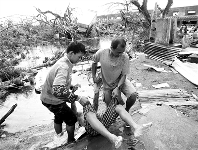 當(dāng)?shù)孛癖姲徇\(yùn)遇難者遺體