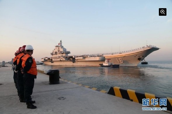 遼寧艦26日上午從青島某軍港解纜起航。