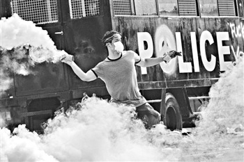 英拉：不辭職也不解散國(guó)會(huì)