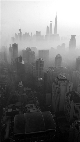 5日，上海，浦東遠(yuǎn)望去如同海市蜃樓