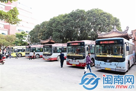 文化宮公交站,一片繁忙