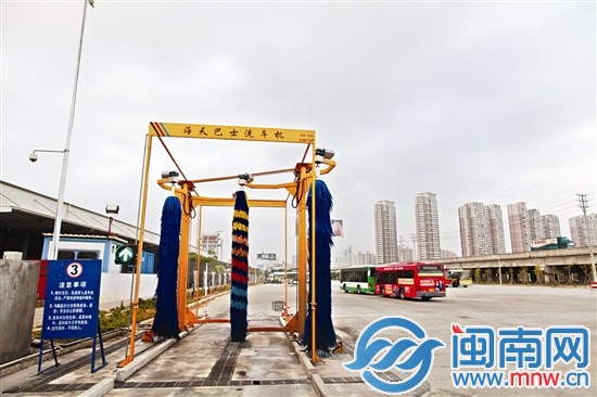 大型的自動(dòng)洗車機(jī)