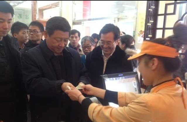 習近平包子鋪排隊就餐 自己買單端盤子1