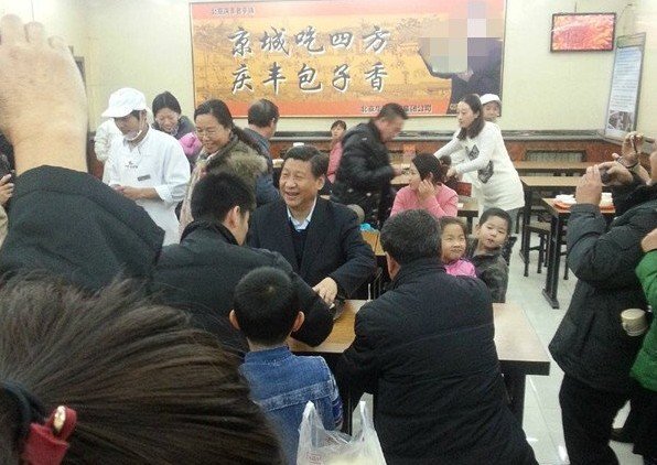 習近平包子鋪排隊就餐 自己買單端盤子(組圖)3