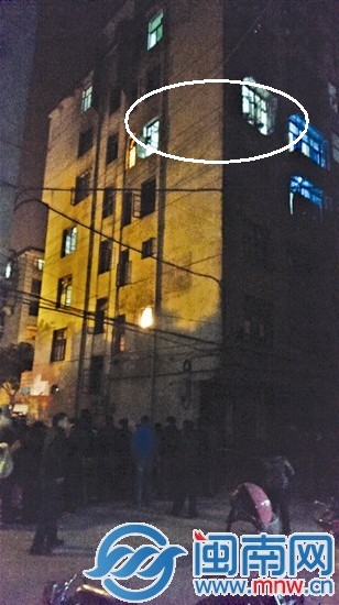 亮著三個燈的五樓房間就是事發租房