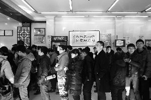 點餐的顧客排起“百轉千回”的長隊