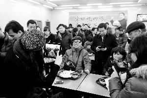 坐在習近平曾經用餐的位置上拍照的顧客