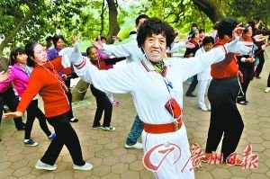 天河公園,大媽們戴著耳機安靜地跳著廣場舞