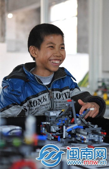 鼓搗起機(jī)器人,小云翔非常開心