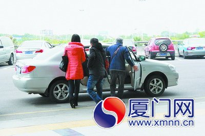 乘客被人拉走，坐上黑車(chē)