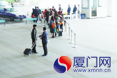 黑衣男子拉客，與正規(guī)出租車(chē)爭(zhēng)奪客源