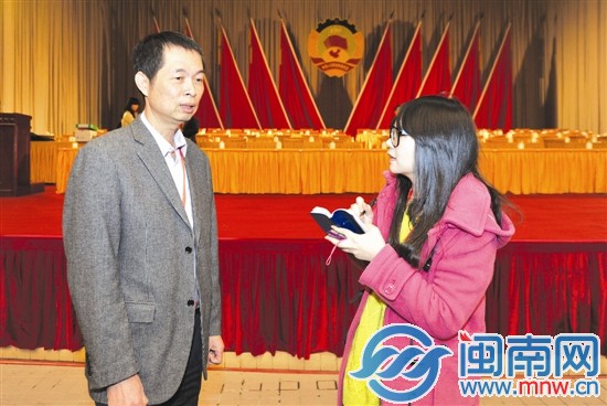 海峽都市報閩南版主播在會場內采訪政協委員陳篤恒