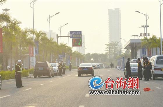 多部門人員組成的綜合執法組在執勤檢查