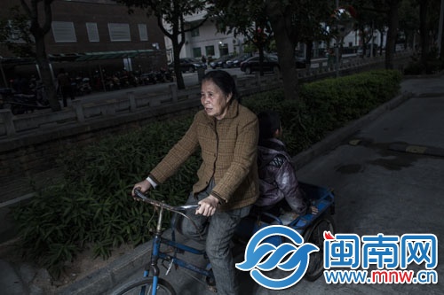 李奶奶每天載著孫子上下學(xué)，兩人相依為命