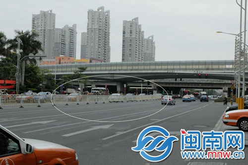 昨日凌晨被撞斷的這段十多米長護欄,目前已被補上