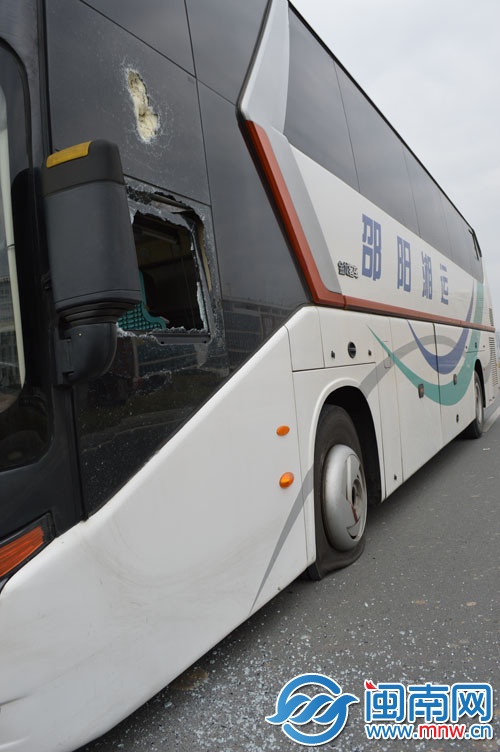 駕駛室車窗被砸碎,輪胎也被戳破