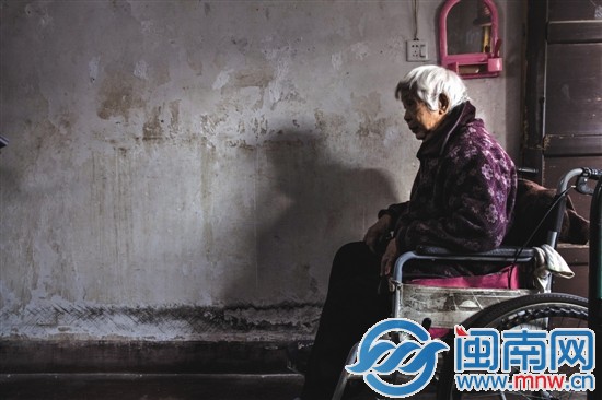 陳磨治坐在輪椅上,常年窩在家中,好希望有人帶她出