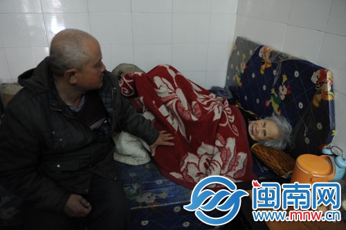 譚長福的家有點背陰,床沒有床墊,被子沒有被套