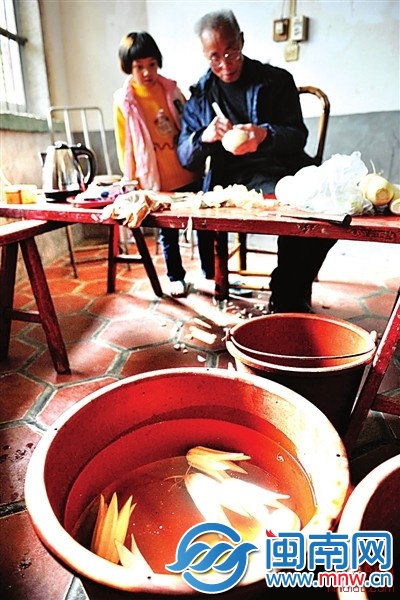 劉老伯手中的刻刀上下翻飛，雕出一朵白色的蘿卜花