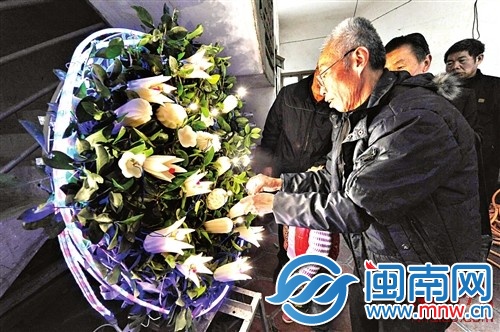 裝好燈泡，牽上燈帶，花燈就做好了