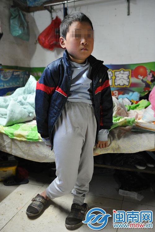 劉鑫扶著床沿,勉強站立