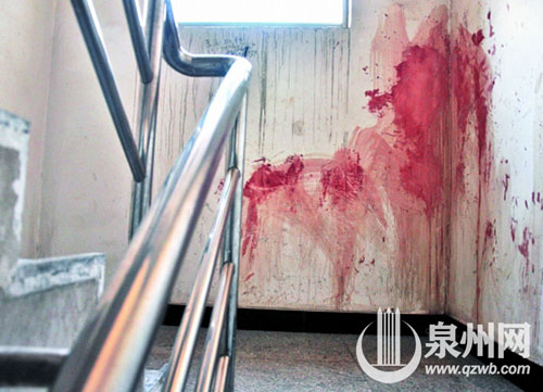 樓梯拐角處血跡斑斑