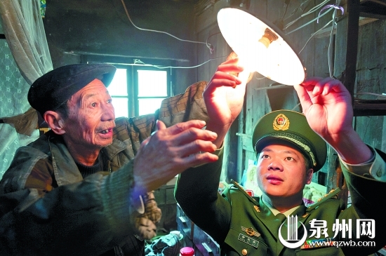 老人家燈泡壞了，邊防民警及時修好