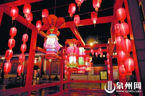 錦繡莊內的走廊上張掛著上千盞各式花燈