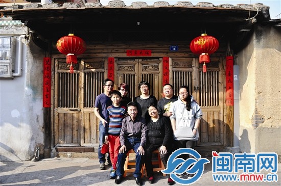 兒女各自帶著自己的小家庭，回西街拍全家福