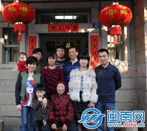 彭都移請(qǐng)來(lái)93歲母親拍全家福