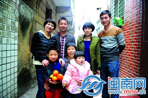 二十多年前拍的全家福里，只有4個人，如今一家已有