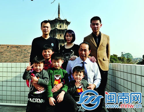 這次拍全家福，陳翠玉和十年前一樣，選擇了東塔為背景