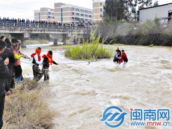厝邊洪銀泉、洪金福將老人抱住，等待消防隊員的救援